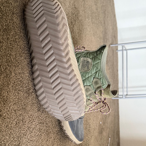 Sorel Women’s Olive Green and Navy Duck Boots with Purple Accent Laces - Picture 4 of 4